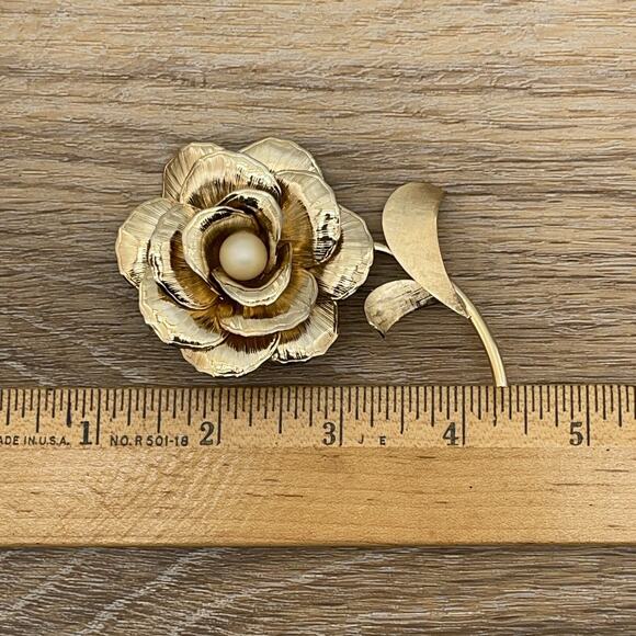 Vintage Faux Pearl Gold Tone Rose Flower Brooch Floral Pin 2.25 in - Picture 5 of 5